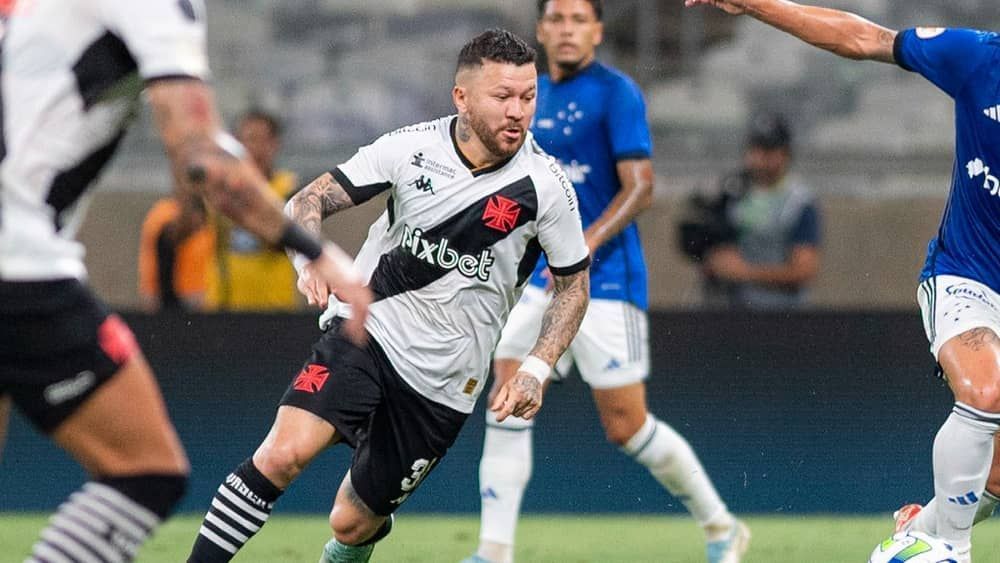 Rossi, do Vasco, pede desculpas por expulsão contra o Cruzeiro no Mineirão