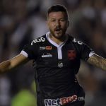 Rossi volta a ser titular no Vasco, mas é desfalque novamente da equipe