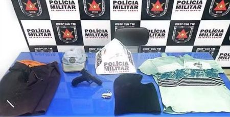 Foto mostra itens apreendidos com criminoso em Pirapora (MG)