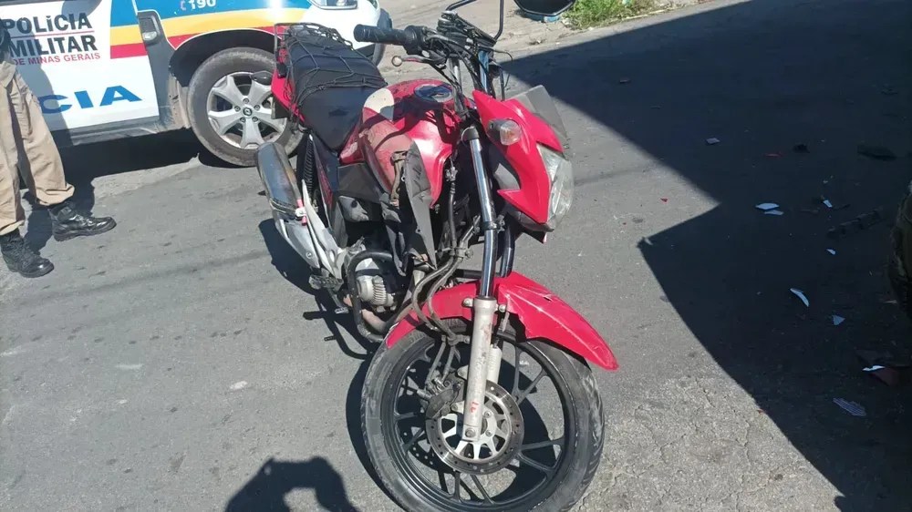 Mulher rouba mototáxi, bate em carro, cai no chão na fuga e acaba presa em MG