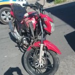 Mulher rouba mototáxi, bate em carro, cai no chão na fuga e acaba presa em MG