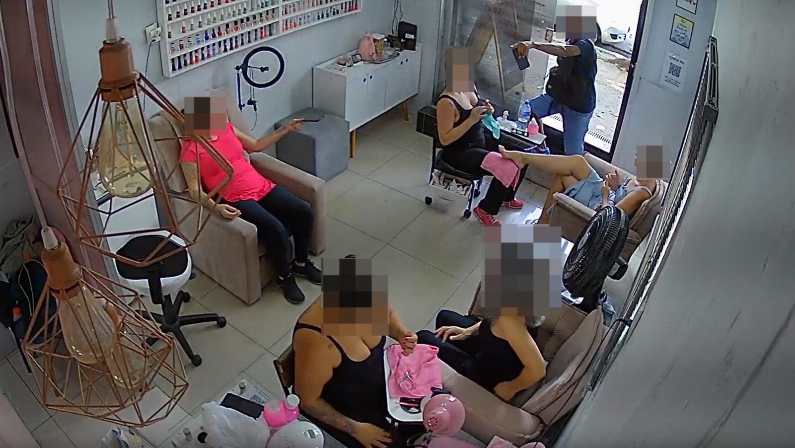 Vídeo: homem assalta salão em BH durante 'saidinha' e se esconde em guarda-roupa