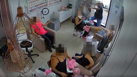 Foto mostra criminoso assaltando salão de beleza em Belo Horizonte