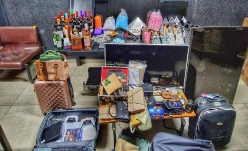 Um dos suspeitos confessou ter participado do assalto, e disse aos policiais que sabia o local onde os outros itens roubados tinham sido guardados