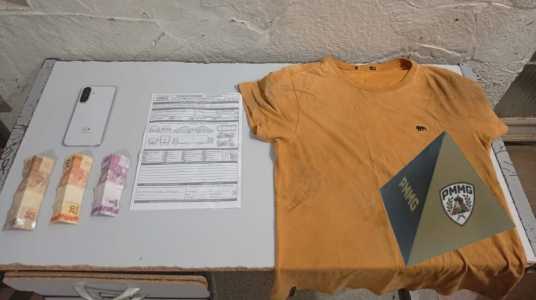 O celular roubado, dinheiro e a camisa usada pelo assaltante no dia do crime foram encontrados pela polícia
