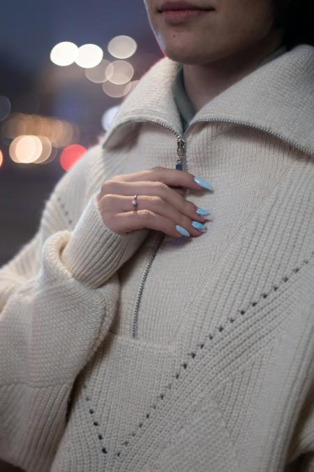 Esfriou? Mulher vestindo casaco de frio branco.