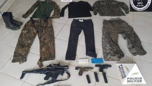 Roupas e armas foram apreendidas pelos militares