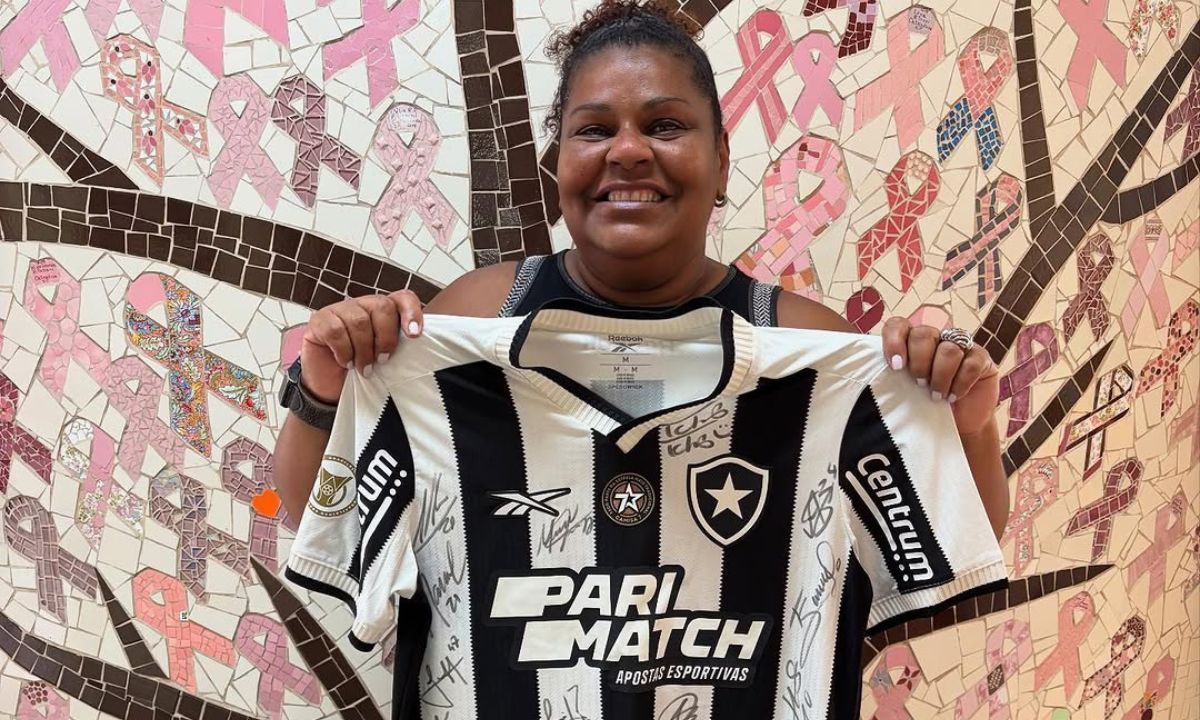Gregore doa camisa autografada por jogadores do Botafogo à Ascomcer em Juiz de Fora