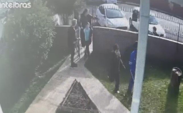 Ataque a escola no RS: vídeo mostra crianças desesperadas sendo abrigadas por moradoras