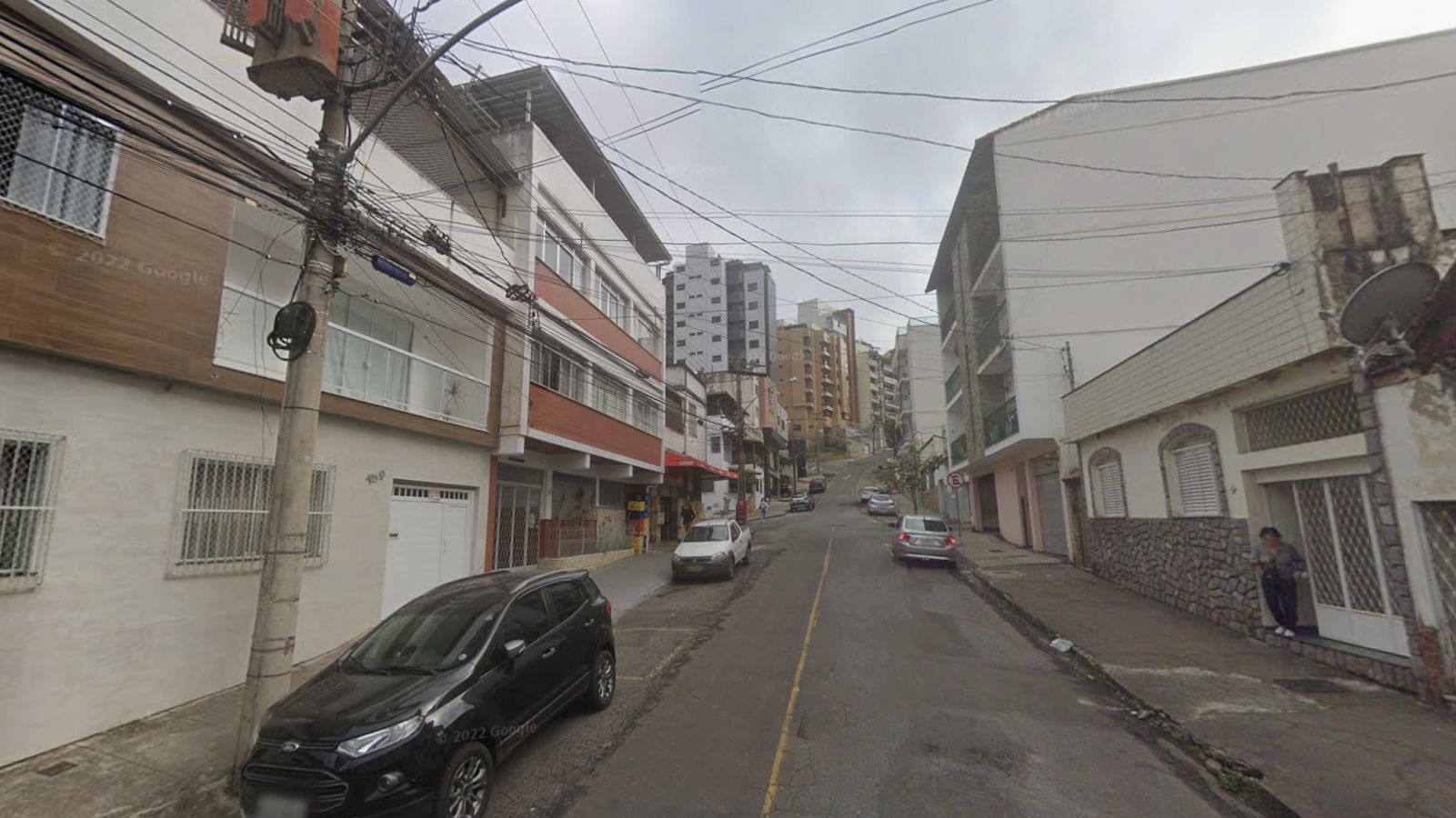 Menina de 10 anos sobe em janela e cai do 4º andar de prédio em Minas