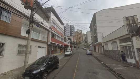 Foto mostra trecho da rua Cândido Tostes, no bairro São Mateus, em Juiz de Fora