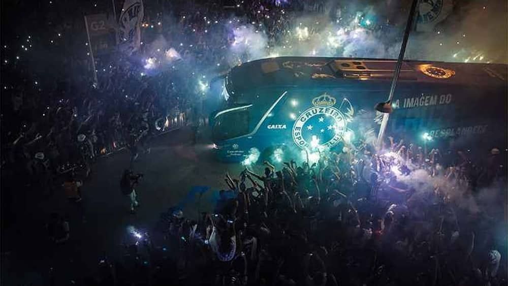 Proibida de entrar no Mineirão, torcida do Cruzeiro prepara 'rua de fogo'