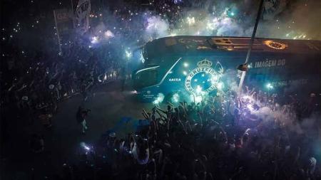 Rua de fogo da torcida do Cruzeiro antes de jogo em 2019