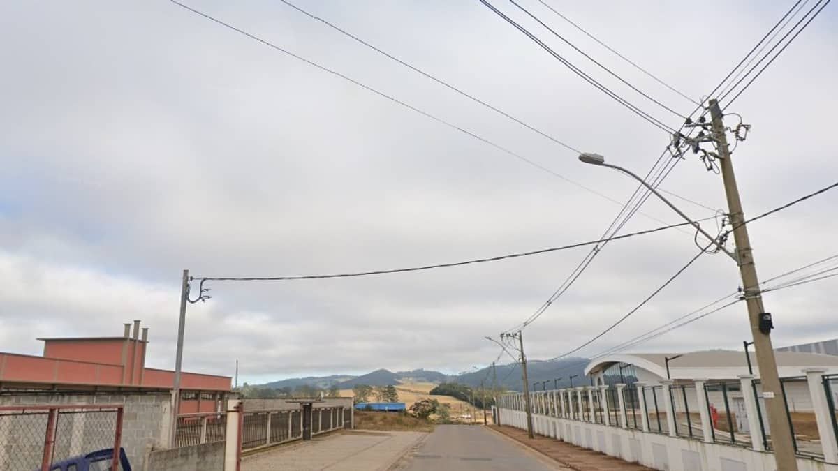 Bandidos assaltam obra de construção e fazem trabalhadores reféns, em Poços de Caldas
