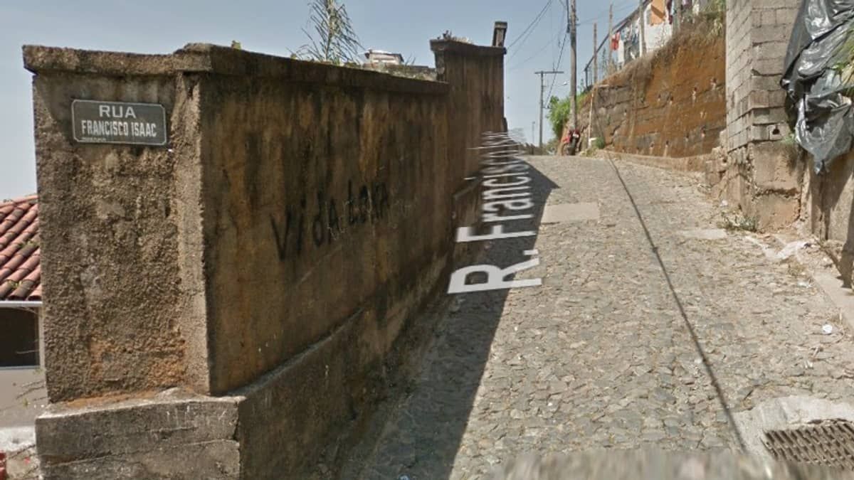 Morador reclama da falta de muro de contenção em via