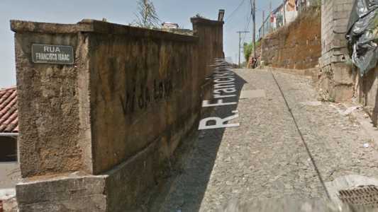 Rua Francisco Isaac sofre com queda de muro