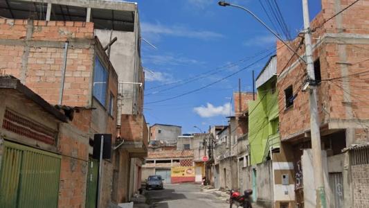 Rua onde o motorista foi abordado pelos criminosos