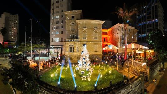 Instalações especiais, atrações musicais, show de drones em homenagem a Lô Borges, intervenções circenses e encontros com Papai Noel fazem parte da programação
