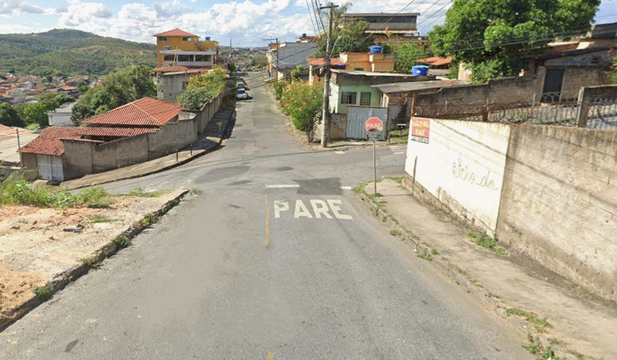 Carro sem motorista desce morro e atropela mãe e filha em BH