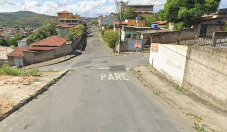 Foto mostra rua Dona Sinvalina Neves, no bairro Ribeiro de Abreu, em Belo Horizonte