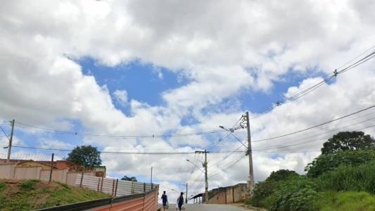 Rua Uiarapuru, bairro Maria Adélia, em Santa Luzia