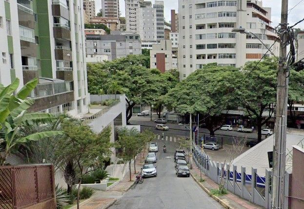 Batida entre caminhão e carro deixa ferido no bairro Santo Antônio, em BH