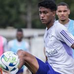 Destaque do sub-17 do Cruzeiro treina sob olhares de Zé Ricardo na Toca II