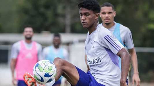 Ruan Índio, atacante do sub-17, treinou com o elenco principal do Cruzeiro nesta terça (3)