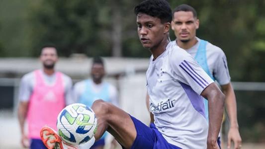 Ruan Índio, atacante do sub-17, treinou com o elenco principal do Cruzeiro nesta terça (3)