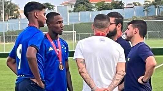 Ruan Índio e João Pedro, do sub-20 do Cruzeiro, viajaram para Cuiabá nesta sexta (13)