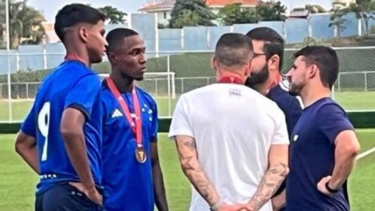Ruan Índio e João Pedro, do sub-20 do Cruzeiro, viajaram para Cuiabá nesta sexta (13)