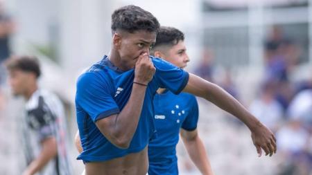 Ruan Índio fez os três gols da vitória por 3 a 2 na ida da semifinal do Mineiro Sub-17, na Cidade do Galo
