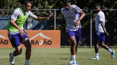 Ruan Índio tenta passar por Neris em treino do Cruzeiro nesta segunda (26), na Toca II