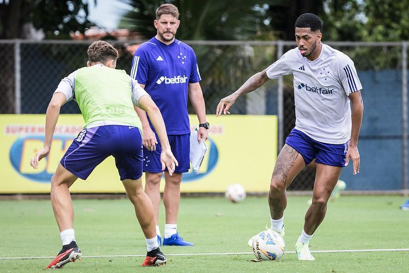 Cria da Toca se espelha em zagueiros de Palmeiras e Flamengo por história no Cruzeiro