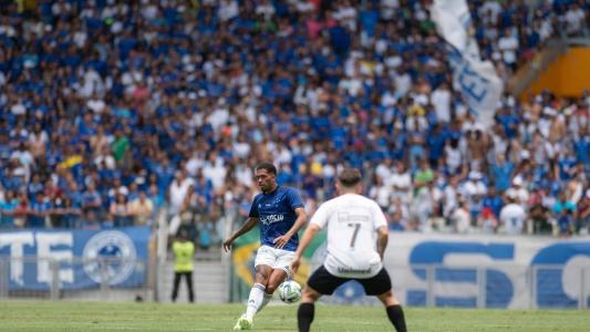 Ruan Santos, zagueiro do Cruzeiro, e Rubens, meia-atacante do Grêmio, em decisão da Copa do Brasil Sub-20, no Mineirão