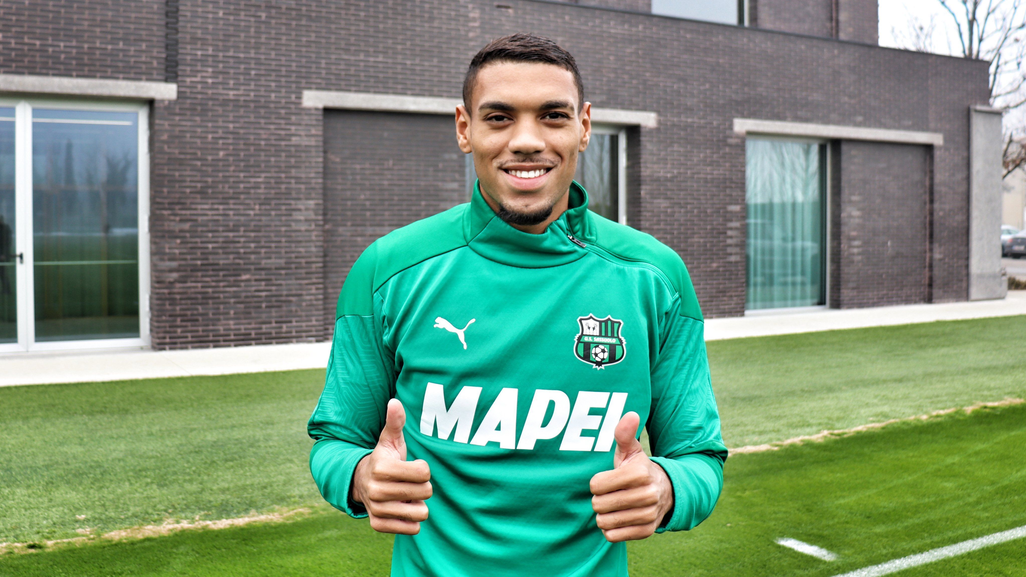 Zagueiro chega ao Brasil para assinar contrato e reforçar São Paulo