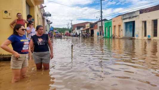 Ruas da cidade de Farias Brito ficaram inundadas