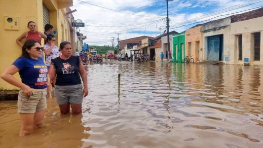 Ruas da cidade de Farias Brito ficaram inundadas