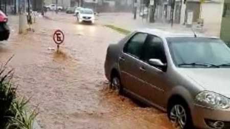 Ruas da cidade ficaram alagadas