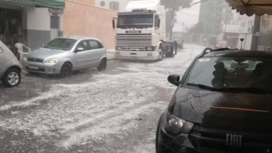 Ruas do bairro Eldorado, em Contagem, ficaram cobertas de gelo