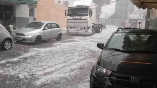 Ruas do bairro Eldorado, em Contagem, ficaram cobertas de gelo