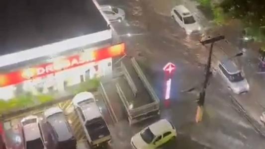 Ruas e avenidas de Maceió ficaram alagadas na noite de sexta-feira (7)