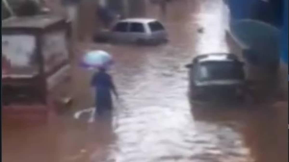 Vídeo: carros são arrastados e ficam debaixo d'água durante temporal em Mariana  