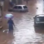 Vídeo: carros são arrastados e ficam debaixo d'água durante temporal em Mariana