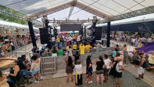 Ruas já estão lotadas como essa aí onde foi montado o palco principal