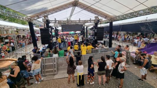 Ruas já estão lotadas como essa aí onde foi montado o palco principal
