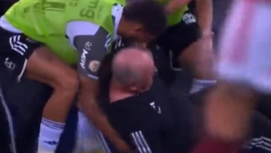 Rubens derrubou Felipão na comemoração do segundo gol da goleada sobre o Flamengo