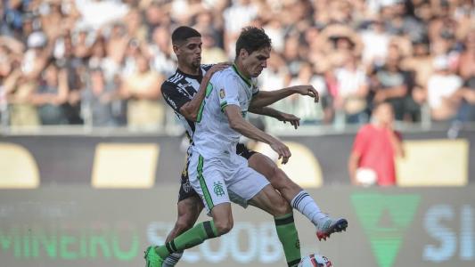 Rubens, do Atlético, e Alê, do América, em disputa de bola do clássico do último sábado