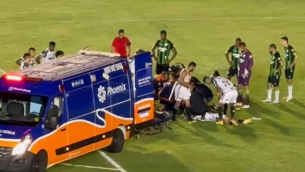 América x Atlético: choque de cabeça paralisa jogo, e atletas vão para hospital