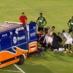 América x Atlético: choque de cabeça paralisa jogo, e atletas vão para hospital